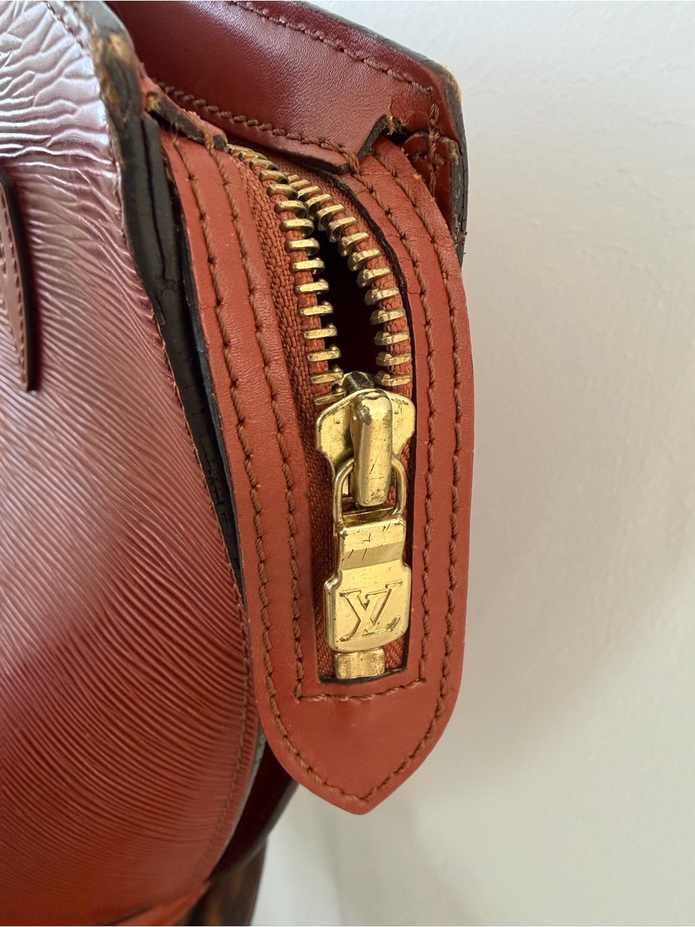 Louis Vuitton Saint Jacques GM Tote
Bag (Epi Leather) - Picture 5 of 16